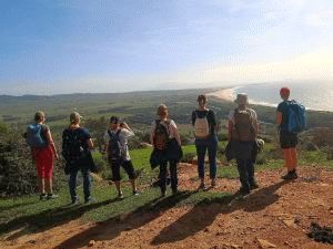 Foto 5 mit Frauen die in die Ferne blicken